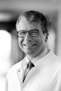 Porträt des Autors Prof. Dr. med. Hansjürgen Piechota, Chefarzt der Urologie am Klinikum Minden