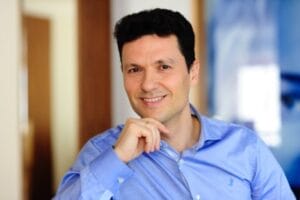 Porträt des Autors Dr. med. Suphi Taneri Facharzt für Augenheilkunde mit Schwerpunkt Refraktive Augenchirurgie sowie Laserdiagnostik und Laserbehandlung