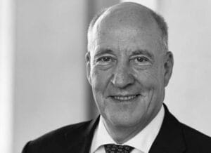 Porträt des Autors Prof. Dr. med. Dietmar Pennig Chefarzt der Klinik für Unfall- und Wiederherstellungschirurgie, Handchirurgie und Orthopädie des St. Vinzenz-Hospitals in Köln