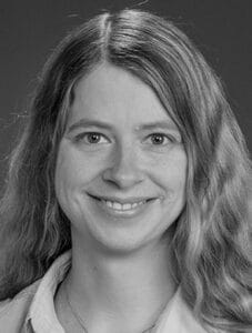 Porträt der Autorin Dr. phil. Melanie Boltzmann, Mitarbeiterin am Institut für neurorehabilitative Forschung (InFo) der BDH-Klinik Hessisch Oldendorf.