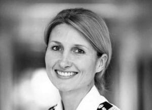 Porträt der Autorin FTLA Dr. med. Carolin Weitzel, leitende Oberärztin in der Klinik für Allgemein-, Viszeral- und Thoraxchirurgie und Leiterin der Sektion Allgemeinchirurgie im Bundeswehrzentralkrankenhaus Koblenz