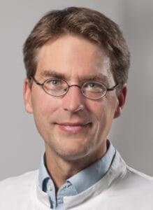Porträt des Autors Univ.-Prof. Dr. med. Oliver J. Müller, Facharzt für Innere Medizin, mit Schwerpunkten Kardiologie und Angiologie
