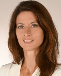 Porträt der Autorin Prof. Dr. med. Ricarda Schumann, Facharztausbildung an der Augenklinik in München