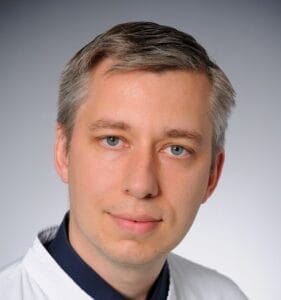 Porträt des Autors Prof. Dr. med. Björn Bachmann, Leiter des Schwerpunkts Hornhaut/Hornhauttransplantation am Zentrum für Augenheilkunde der Universitätsklinik Köln