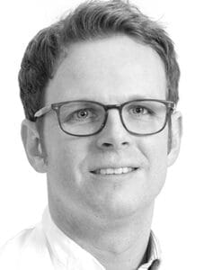 Porträt des Autors Dr. med. Steffen Heeg, Leiter des Erblichen Darmkrebszentrums an der Klinik für Innere Medizin II in Freiburg.
