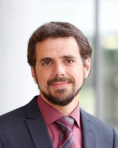 Porträt des Autors Dr. med. Tobias Schwarz, Facharzt für Kinder- und Jugendmedizin