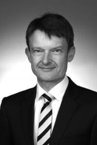 Porträt des Autors Prof. Dr. Wolfgang Buchalla, Direktor der Poliklinik für Zahn­erhaltung und Parodontologie am Univer­sitätsklinikum Regensburg