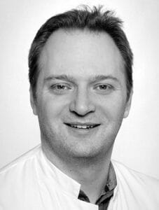Porträt des Autors Univ.-Prof. Dr. med. Tim Hagenacker, Leitender Oberarzt der Klinik für Neurologie am Universitätsklinikum Essen