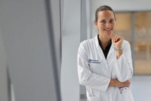 Porträt der Autorin Priv.-Doz. Dr. med. Julia Wölfle-Roos, leitende Oberärztin Orthopädie/Schmerztherapie m&i Fachkliniken Ichenhausen