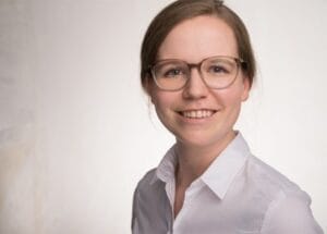 Porträt der Autorin Dr. med. Katharina Antonia Drerup, Seit 2017 tätig an der Hautklinik in Kiel, Assistenzarztstelle und Clinician Scientist, Schwerpunkt: Konservative Dermatologie, Spezialisierung auf chronisch entzündliche Erkrankungen und Mykologie