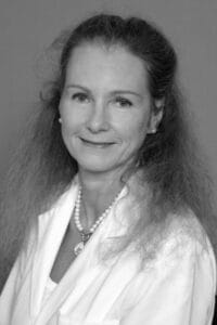 Porträt der Autorin Dr. Dr. med. Brigitta Baumert, MBA, Chefärztin des Instituts für Radio-Onkologie am Kantonsspital Graubünden, Chur, Schweiz.