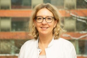 Porträt der Autorin Dr. med. Sarah E. Bürki, Leitende Ärztin Neuropädiatrie, Stv. Leitung Epilepsie, Telemetrie, Schlaf, Universitäts-Kinderspital beider Basel