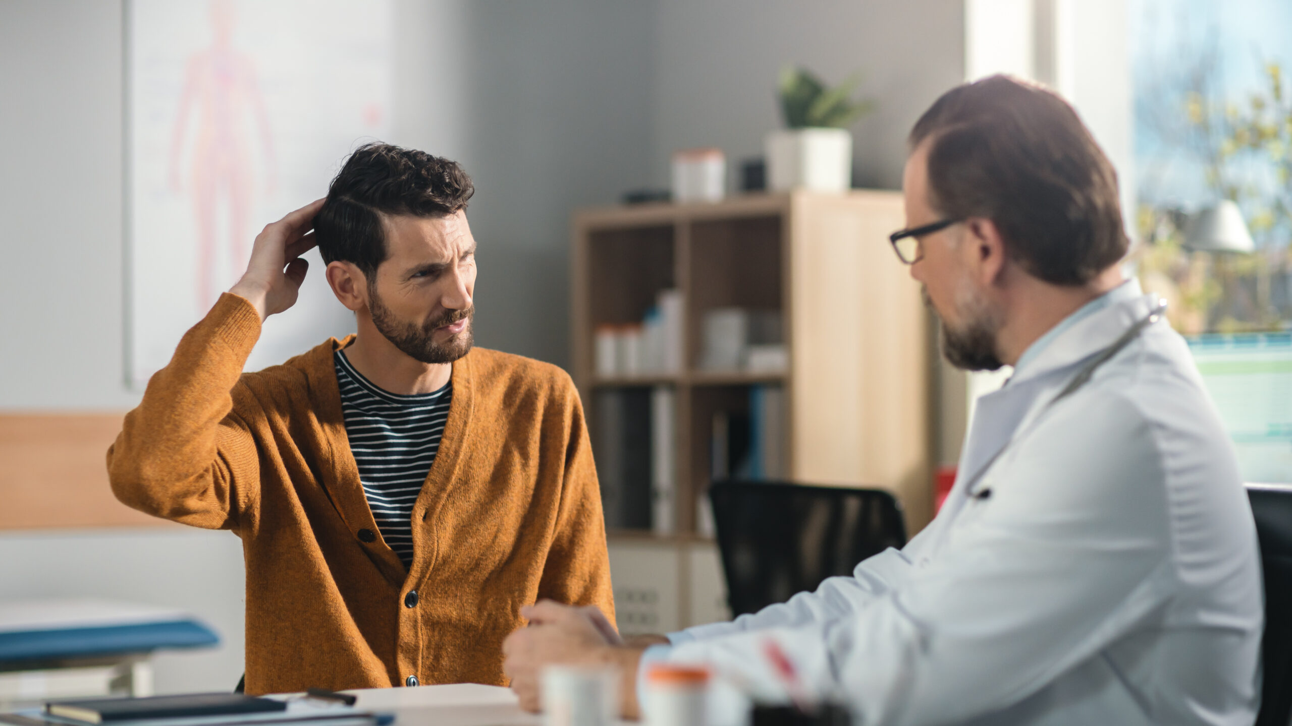 Patient mit Kopfschmerzen am Hinterkopf