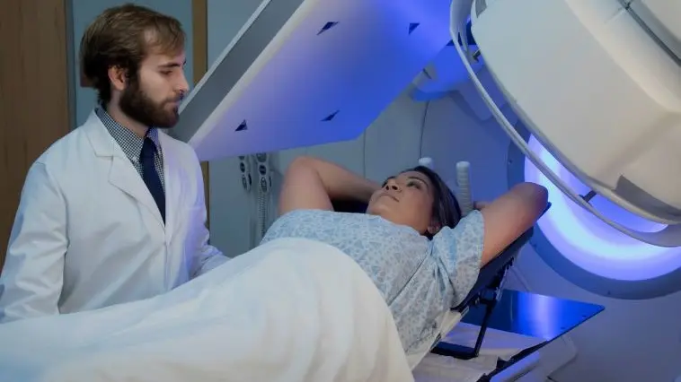 Patientin erhält Strahlentherapie als Therapie eines Mammakarzinoms.